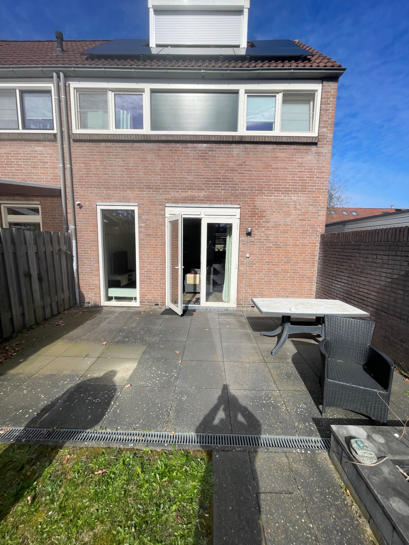 Aanbouw en tuinmuur – Voor